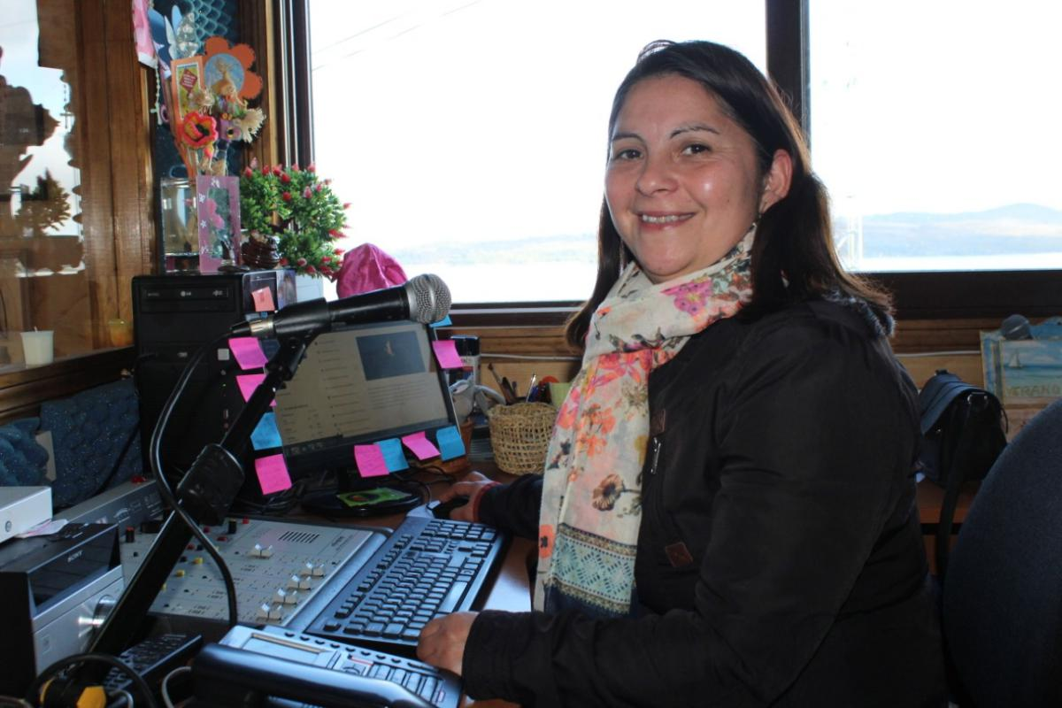 Cecilia Quintallana en el estudio de Radio La Voz del Ciprés