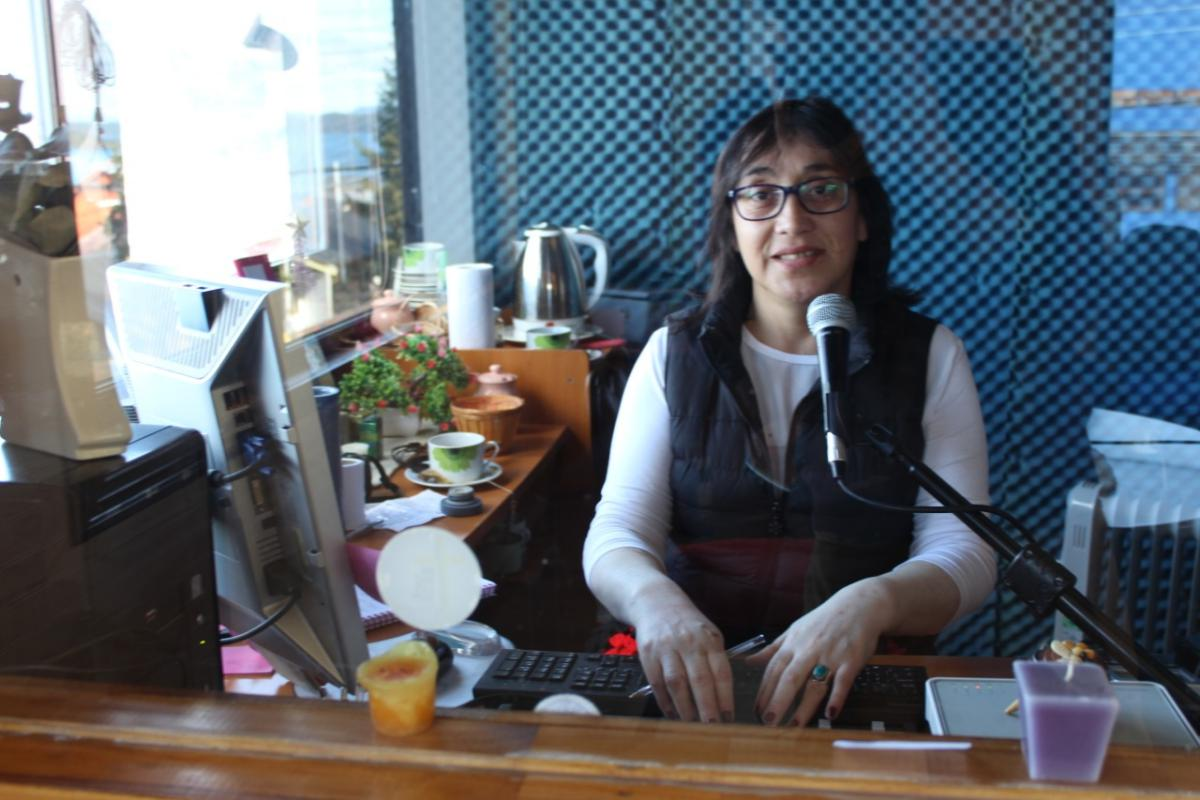 Mónica Soto en el estudio de Radio La Voz del Ciprés